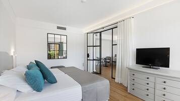 Suite - terrasse - udsigt til pool | Minibar, pengeskab på værelset, skrivebord, mørklægningsgardiner