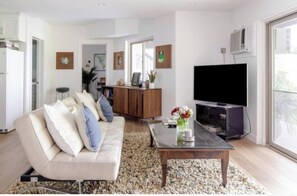 Smart-TV, Kamin, Tischtennisplatte, Bücher