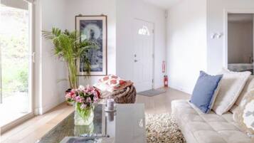 Smart-tv, eldstad, ett bordtennisbord och böcker