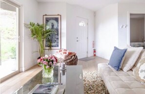Una Smart TV, una chimenea, una mesa de tenis de mesa, libros