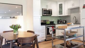 Kylskåp, mikrovågsugn, ugn och spishäll