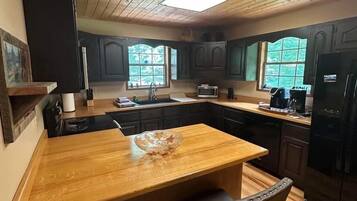 Kylskåp, mikrovågsugn, ugn och spishäll