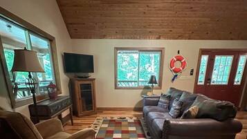 Smart-tv, dvd-spelare, bordsfotboll och böcker