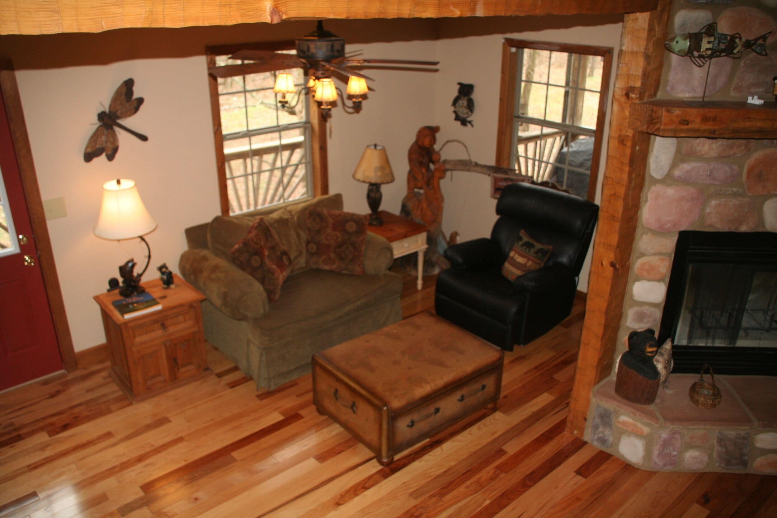 TV connectée, lecteur de DVD, baby-foot, livres