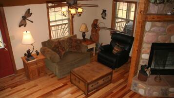 TV connectée, lecteur de DVD, baby-foot, livres