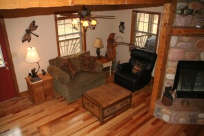 スマートテレビ、DVD プレーヤー、テー  ブルサッカー台、書庫