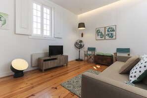 Apartment, 2 Schlafzimmer, Balkon | Wohnbereich | Flachbildfernseher