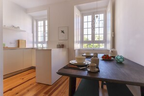 Apartment, 2 Bedrooms, Balcony | In-room dining