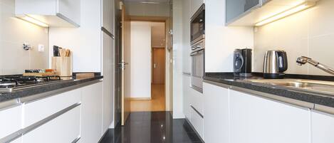 Departamento, 2 habitaciones, 2 baños, vista al río | Cocina privada | Refrigerador, microondas, horno y parrilla de estufa