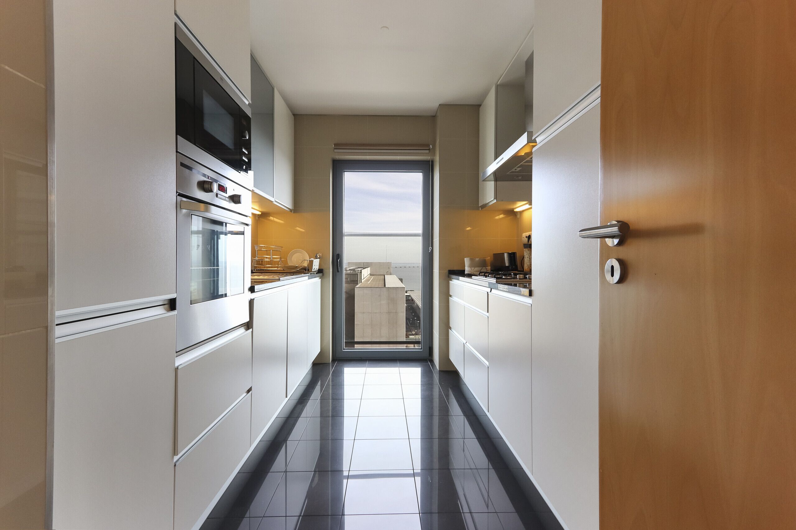 Apartamento, 2 quartos, 2 banheiros, vista para o rio | Cozinha privada | Geladeira, micro-ondas, fogão, cooktop