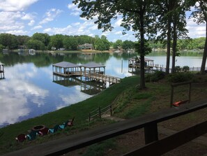 Une vue sur le lac, avec des bateaux amarrés, un kiosque et des tables de pique-nique.