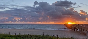 4/3 Pool Home. Tropical, Private, Short Walk to Beach