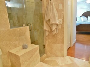 Bañera con ducha, secador de pelo, toallas, jabón
