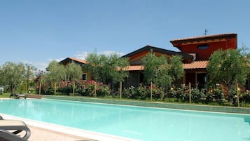 Piscine extérieure (ouverte en saison)