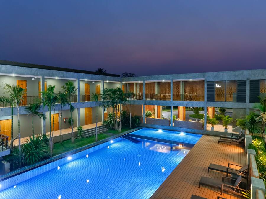 Outdoor pool, pool umbrellas, sun loungers