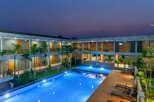 Outdoor pool, pool umbrellas, sun loungers