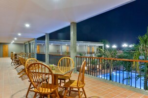 Ropa de cama de alta calidad, escritorio y sistema de insonorización 