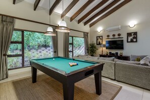 럭셔리 빌라, 침실 4개 | 거실 공간 | 평면 TV