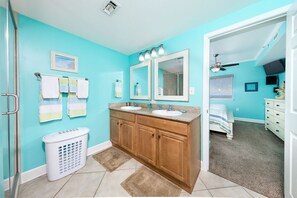 Bruser, hårtørrer, håndklæder