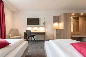 In-room safe, desk, iron/ironing board, free WiFi - Hotel Gasthof Krone (Niederstetten)