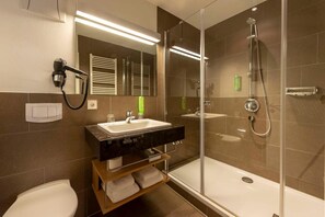 Amenidades de baño gratuitas, secadora de cabello, pantuflas, toallas 