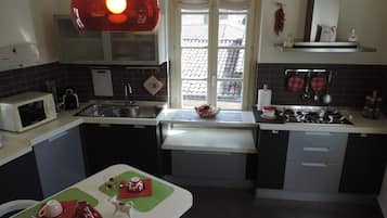 KĂŒhlschrank, Mikrowelle, Ofen, Herdplatte