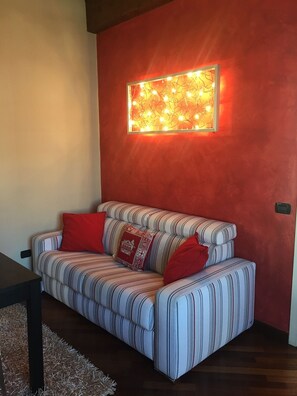 Smart-TV, Videospielkonsole, DVD-Player, Bücher