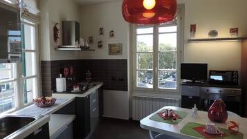 KĂŒhlschrank, Mikrowelle, Ofen, Herdplatte