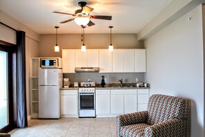 Réfrigérateur, micro-ondes, four, plaque de cuisson