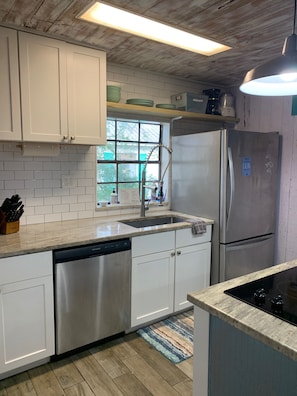 Frigorífico, microondas, horno y placa de cocina
