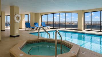 Alberca techada y alberca al aire libre