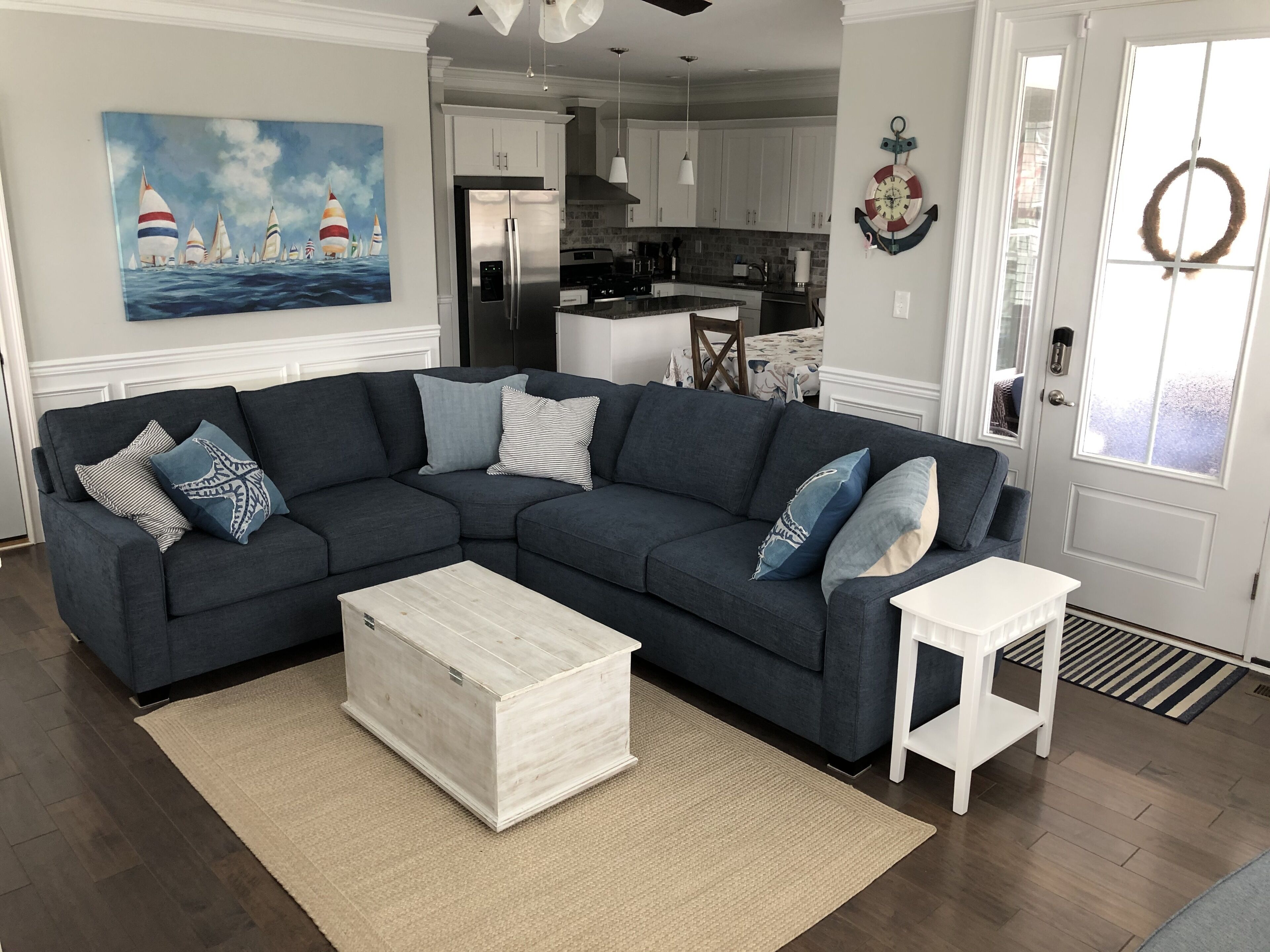 Smart TV, chimenea, futbolito y videoteca 