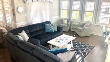 Älytelevisio, takka, pöytäjalkapallopöytä, videokirjasto