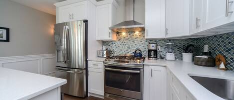 Geladeira, micro-ondas, fogão, cooktop