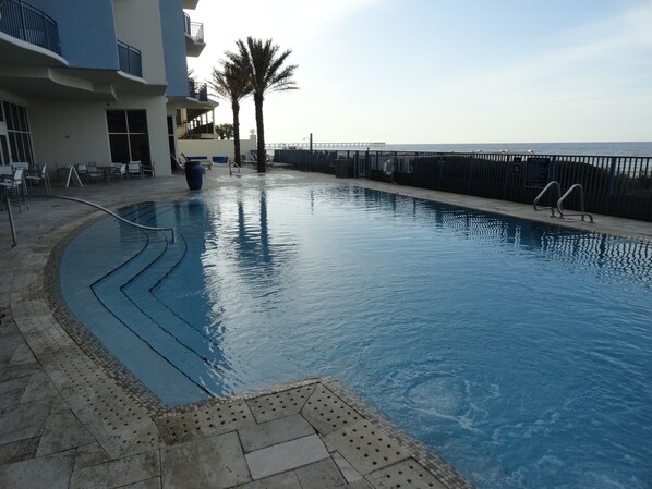 Piscine à débordement, piscine chauffée