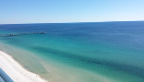Sur la plage, chaise longue