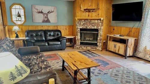 Viihtyisä takkahuone Kuvasi Rocks Oasis & Home Base! AuTrain Lk