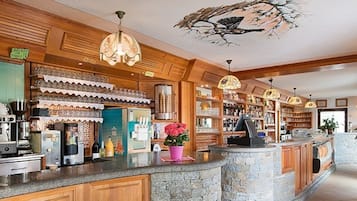 2 間酒吧/酒廊