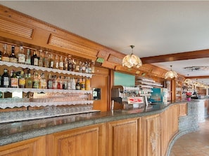 2 bars/lounges