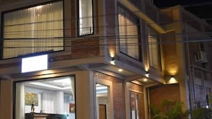 Depan hartanah - siang/malam