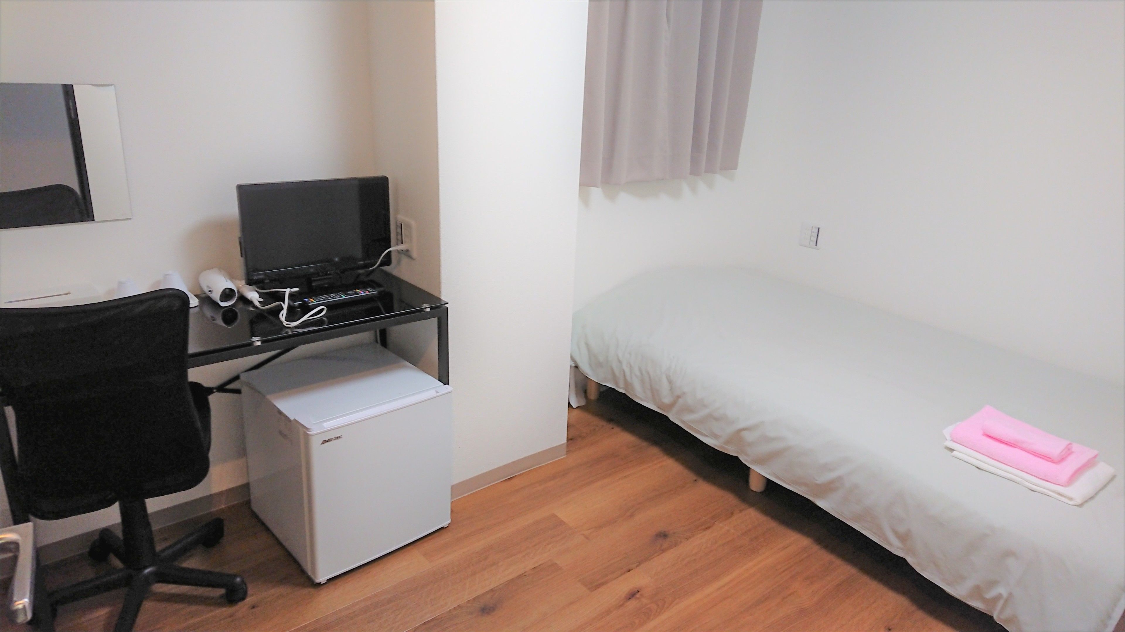 1 bedroom, desk, laptop workspace, blackout curtains