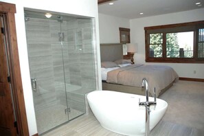 Badewanne, Haartrockner, Handtücher, Shampoo