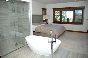 Bathtub, hair dryer, towels - Luxury Mountain Cabin just steps to a ski trail (Mt. Crested Butte)