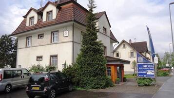 Ein zweistöckiges Gebäude mit einem Schild für das Hotel „Hotel Kodenhausen“.