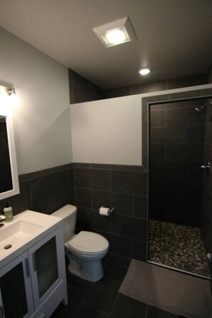 Chuveiro, toalhas de banho, sabonete, shampoo