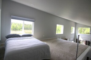 2 bedrooms, in-room safe, WiFi, bed sheets - Lake front - 2 bedroom, 1 loft home with outdoor sauna (Talkeetna)