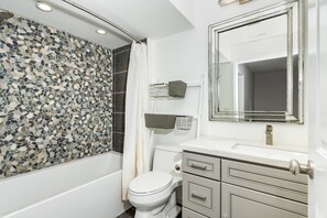 Ensemble baignoire-douche, séchoir à cheveux, serviettes fournies, savon