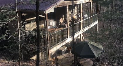 Hermosa cabaña privada en el bosque junto a una cascada