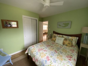 2 bedrooms, iron/ironing board, WiFi - Walk to beach , bay , shopping  & restaurants , Sunset Views at end of our st 1 (Harvey Cedars)