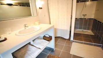 Family Suite, Garden View | Bathroom shower